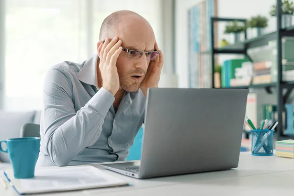 Stres Muž Pracuje Domova Šokován Dívá Obrazovku Notebooku — Stock fotografie