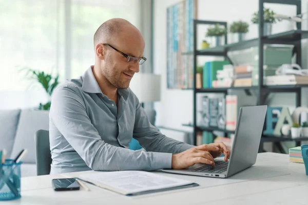 Hombre Negocios Seguro Trabajar Desde Casa Está Sentado Escritorio Conexión — Foto de Stock