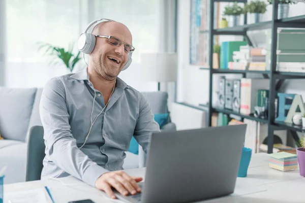 Gülümseyen Uzaktan Kumandalı Bir Işçi Kulaklık Takıyor Evdeki Laptopuyla Bağlantı — Stok fotoğraf
