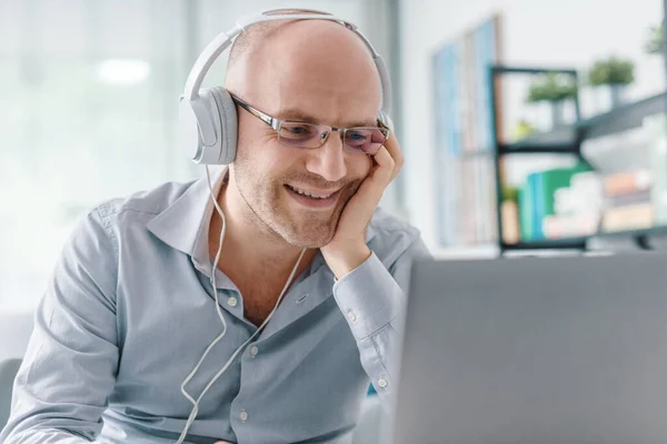 Trabalhador Remoto Sorrindo Usando Fones Ouvido Conectando Com Seu Laptop — Fotografia de Stock