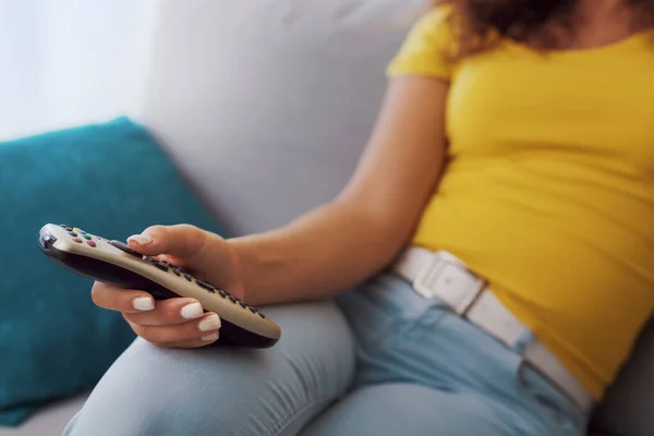 Mujer Relajada Sentada Sofá Casa Viendo Televisión Ella Sostiene Control —  Fotos de Stock