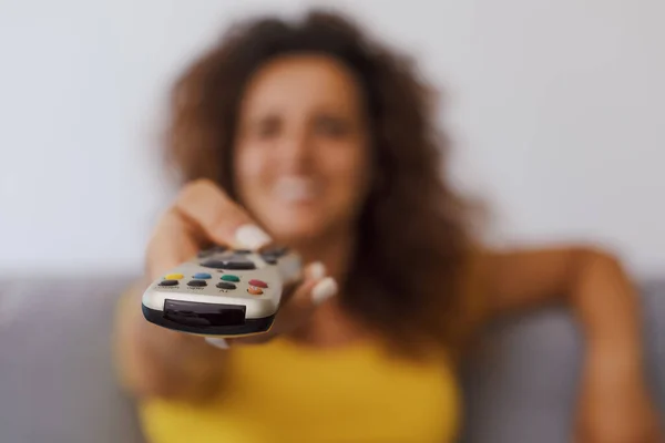 Mulher Feliz Apontando Controle Remoto Para Câmera Foco Seletivo — Fotografia de Stock