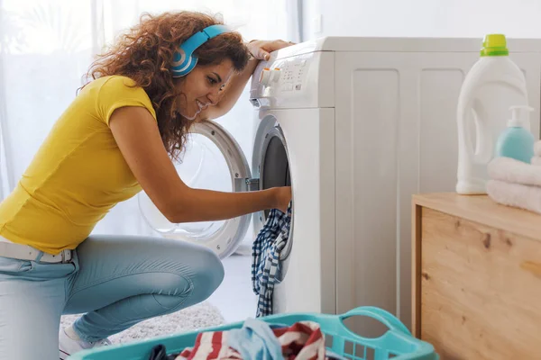 Evde Çamaşır Yıkayan Çamaşır Makinesini Dolduran Müzik Dinleyen Mutlu Genç — Stok fotoğraf