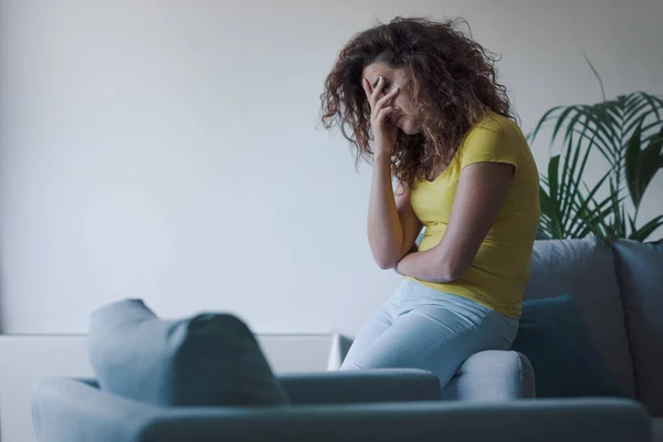 Smutná Osamělá Žena Opřená Pohovku Doma Depresi Strach — Stock fotografie