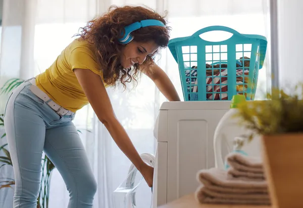 Evde Çamaşır Yıkayan Çamaşır Makinesini Dolduran Müzik Dinleyen Mutlu Genç — Stok fotoğraf