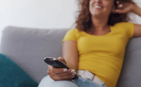 Mujer Relajada Sentada Sofá Casa Viendo Televisión Ella Sostiene Control —  Fotos de Stock