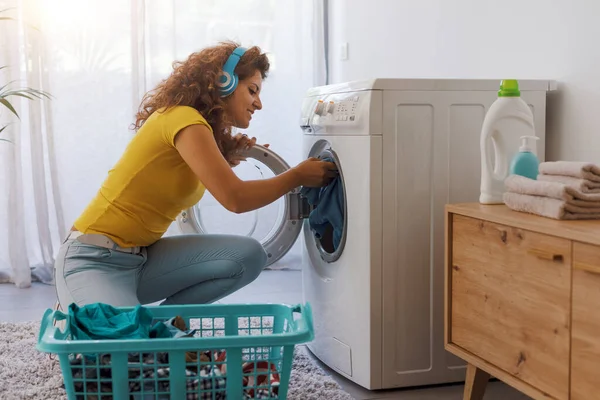 Joyeux Jeune Femme Faisant Lessive Maison Elle Charge Machine Laver — Photo