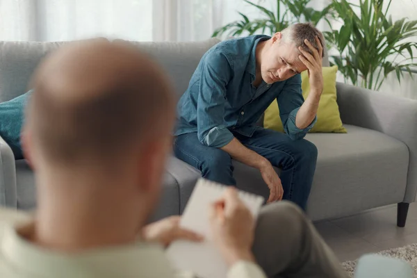 Deprimerad Patient Sittande Soffan Terapeutmottagningen Psykisk Störning Och Psykologi Koncept — Stockfoto
