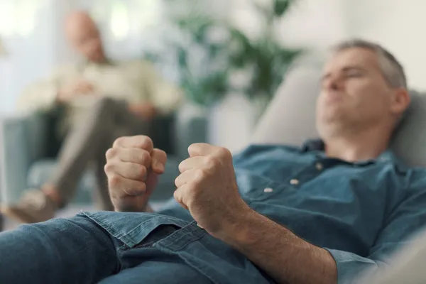 Patient Bei Einer Therapiesitzung Liegt Auf Der Couch Und Spricht — Stockfoto