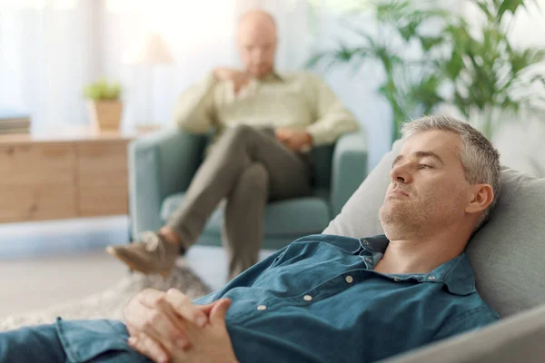 Paziente Sdraiato Sul Divano Durante Una Seduta Terapia Con Suo — Foto Stock