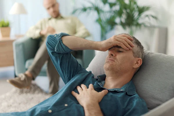 Paziente Depresso Sdraiato Sul Divano Durante Una Seduta Terapia Sta — Foto Stock