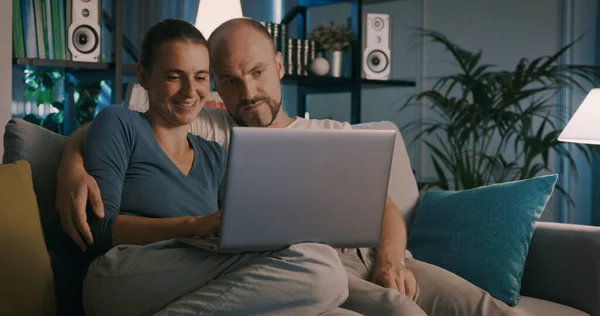 Щаслива Пара Розслабляється Вдома Спілкується Онлайн Своїм Ноутбуком — стокове фото