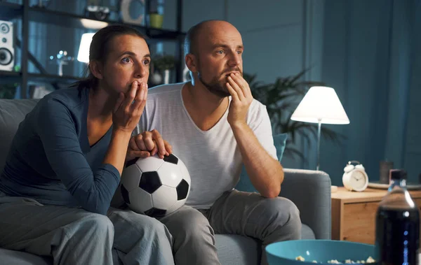 Los Aficionados Fútbol Viendo Partido Que Están Mirando Pantalla Televisión — Foto de Stock