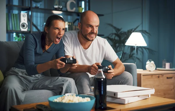 Paar Sitzt Auf Der Couch Hause Und Spielt Videospiele Zusammen — Stockfoto