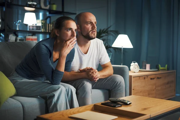 Casal Sentado Sofá Assistindo Filme Drama Eles Estão Mãos Dadas — Fotografia de Stock