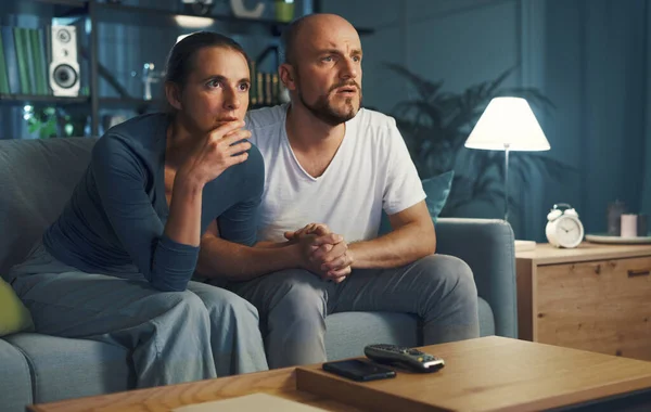 Paar Sitzt Auf Der Couch Und Schaut Sich Einen Film — Stockfoto