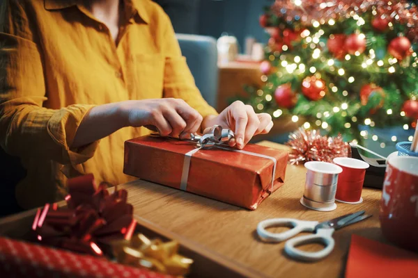 Frau Bereitet Weihnachtsgeschenke Hause Feste Und Feiertage Vor — Stockfoto