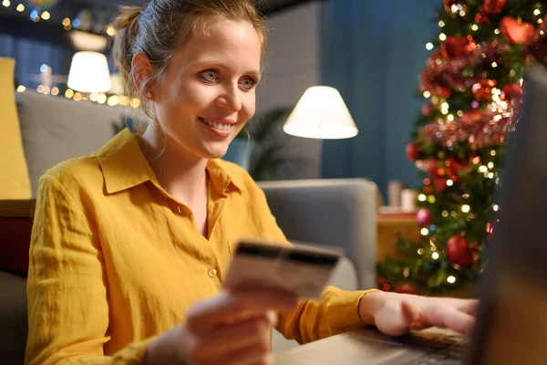Glückliche Frau Beim Online Shopping Weihnachten Sie Verbindet Sich Mit — Stockfoto
