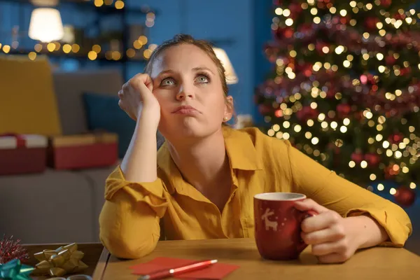 Mulher Pensativa Tomando Uma Bebida Quente Ficar Casa Dia Natal — Fotografia de Stock