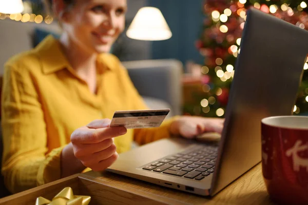 Glückliche Frau Beim Online Shopping Weihnachten Sie Verbindet Sich Mit — Stockfoto