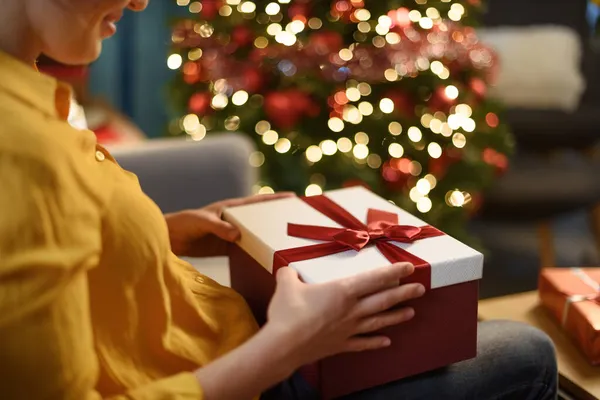 Gelukkig Vrouw Zitten Bank Thuis Het Openen Van Haar Kerstcadeau — Stockfoto