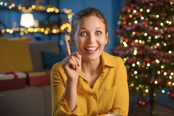 Vrouw Met Een Geweldig Idee Voor Haar Kerstfeest Glimlacht Kijkt — Stockfoto