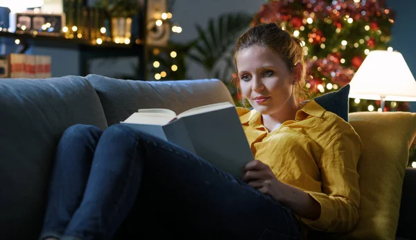 Счастливая Женщина Отдыхающая Диване Дома Читающая Книгу Время Рождественских Каникул — стоковое фото