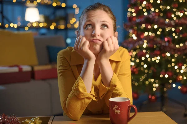 Mulher Pensativa Tomando Uma Bebida Quente Ficar Casa Dia Natal — Fotografia de Stock