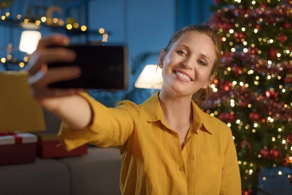 Femeie Fericită Pozând Fața Pomului Crăciun Acasă Făcând Selfie Uri — Fotografie, imagine de stoc
