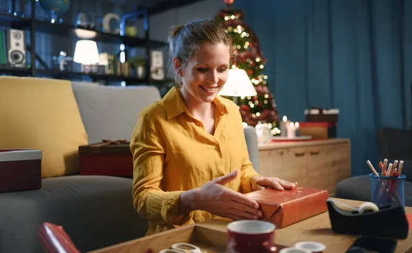 Mujer Feliz Preparando Regalos Navidad Para Sus Amigos Árbol Navidad —  Fotos de Stock