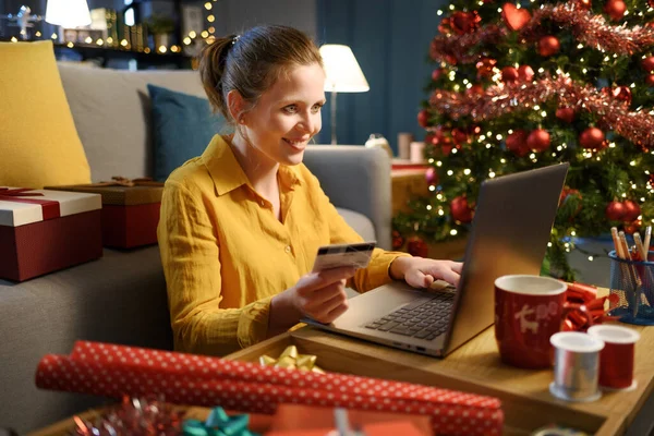 Szczęśliwa Kobieta Robi Zakupy Online Chistmas Łączy Się Laptopem Trzyma — Zdjęcie stockowe
