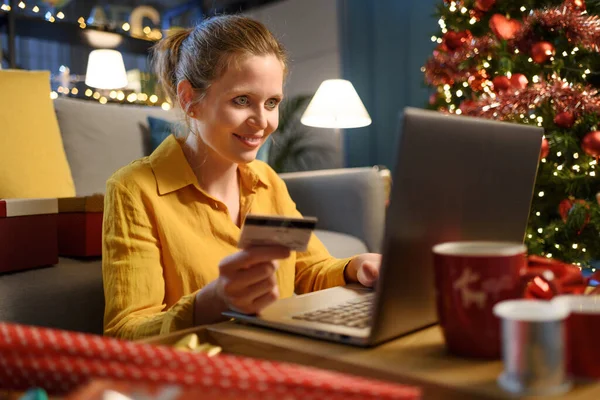 Glückliche Frau Beim Online Shopping Weihnachten Sie Verbindet Sich Mit — Stockfoto