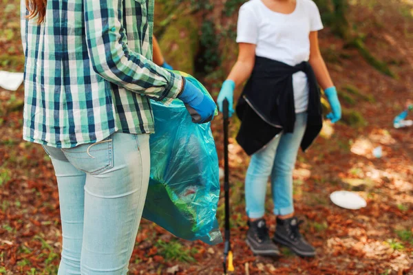 Jovens Voluntários Limpeza Pegando Lixo Floresta Conceito Cuidados Ambientais — Fotografia de Stock
