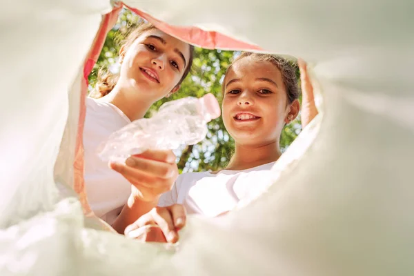 Χαριτωμένα Κορίτσια Ρίχνουν Σκουπίδια Μια Σακούλα Σκουπιδιών Pov Πυροβόλησε — Φωτογραφία Αρχείου