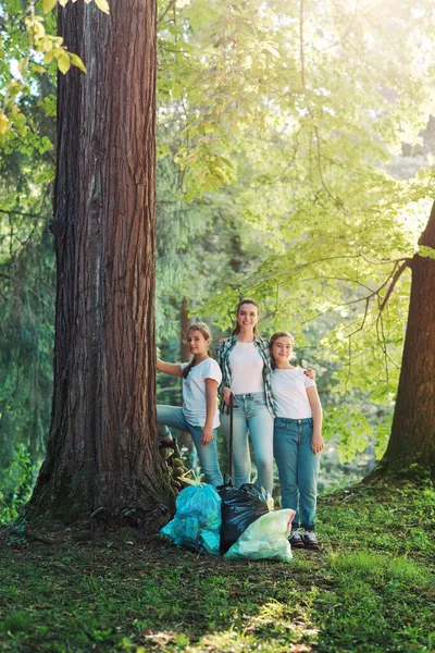 Młode Kobiety Sprzątały Las Zbierały Śmieci Pozowały Obok Drzewa — Zdjęcie stockowe