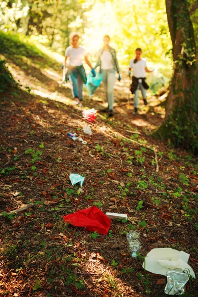 Jóvenes Activistas Caminando Naturaleza Limpiando Bosque Concepto Cuidado Ambiental — Foto de Stock
