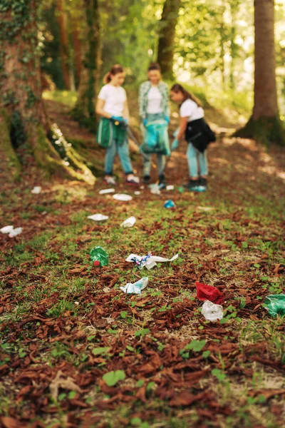 Jóvenes Voluntarios Limpieza Recogiendo Basura Bosque Concepto Cuidado Ambiental — Foto de Stock