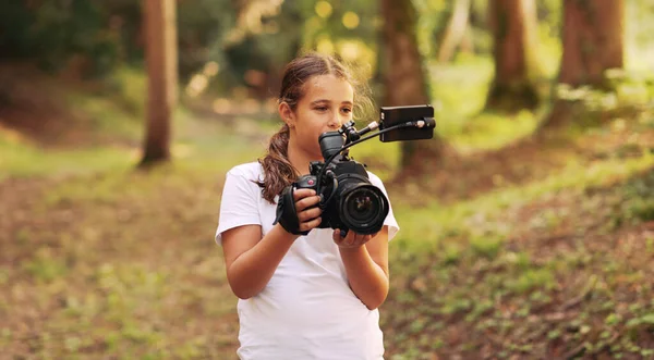 Roztomilá Dívka Kráčející Lese Natáčení Videa Pomocí Profesionální Videokamery — Stock fotografie