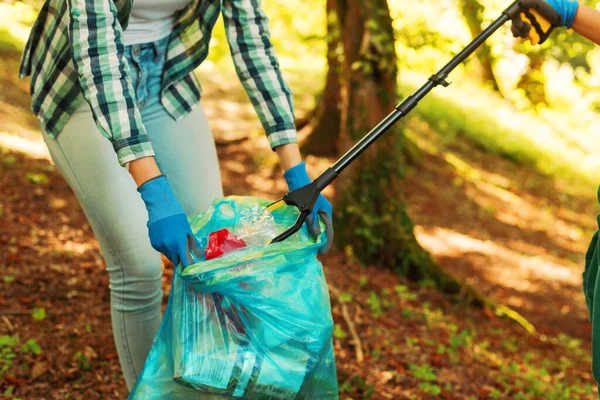 森の中で廃棄物を集めるボランティアの清掃 環境配慮の考え方 — ストック写真