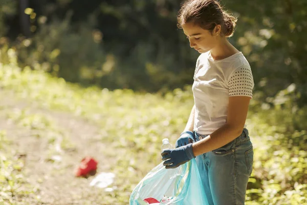 Jonge Vrijwilliger Schoonmaken Van Het Bos Verzamelt Afval Milieubescherming Concept — Stockfoto