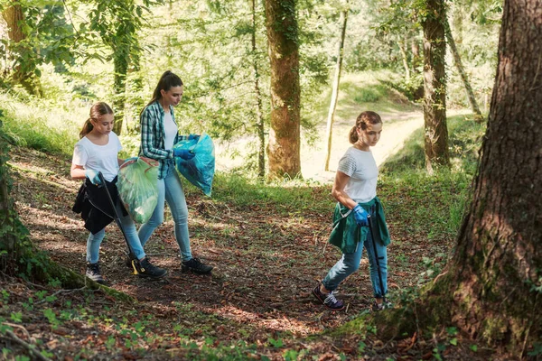 Νέοι Ακτιβιστές Περπατούν Στη Φύση Και Καθαρίζουν Ένα Δάσος Μια — Φωτογραφία Αρχείου