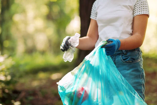 清掃ボランティアがゴミ袋を持って森の中でゴミを集める — ストック写真
