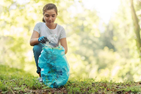 森をきれいにする若いボランティア 彼女はゴミ 環境保護の概念を収集している — ストック写真