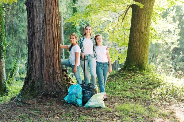 Jovens Mulheres Limpando Floresta Eles Coletaram Lixo Eles Estão Posando — Fotografia de Stock