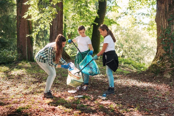 Young Cleanup Volunteers Picking Trash Forest Environmental Care Concept — Stock Photo, Image