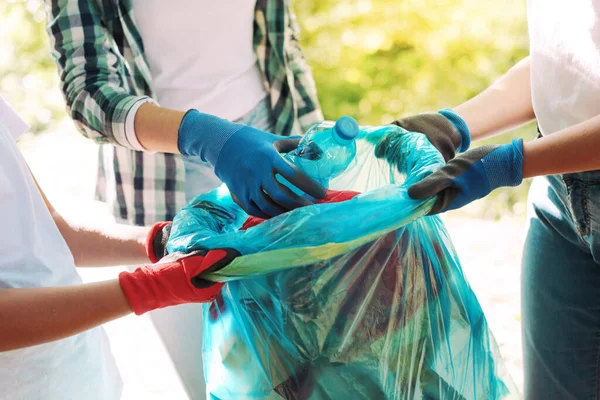 Jóvenes Voluntarios Limpiando Parque Ciudad Están Poniendo Residuos Una Bolsa — Foto de Stock
