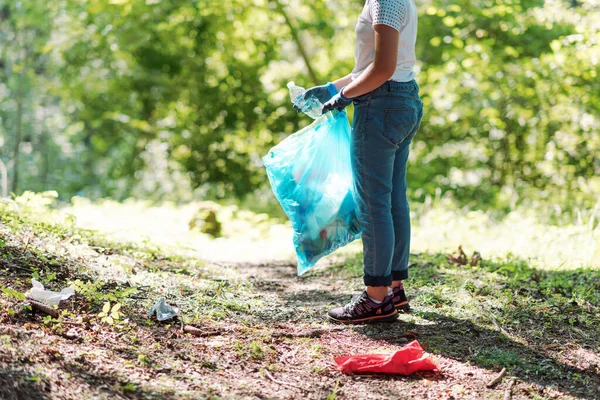 Voluntario Limpieza Sosteniendo Una Bolsa Basura Recogiendo Basura Bosque — Foto de Stock