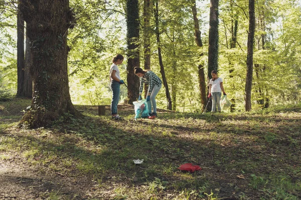 Jóvenes Voluntarios Limpiando Bosque Juntos Están Recogiendo Basura Sosteniendo Bolsas — Foto de Stock