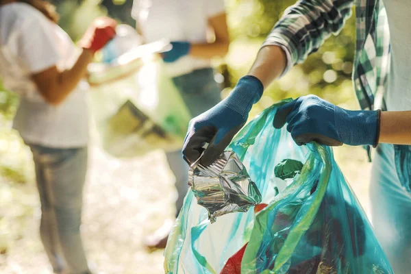 Voluntarios Limpiando Parque Una Mujer Está Poniendo Basura Una Bolsa — Foto de Stock