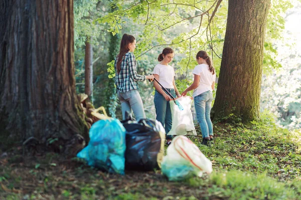 Jonge Vrijwilligers Ruimen Het Bos Stoppen Afval Vuilniszakken Milieubeschermingsconcept — Stockfoto